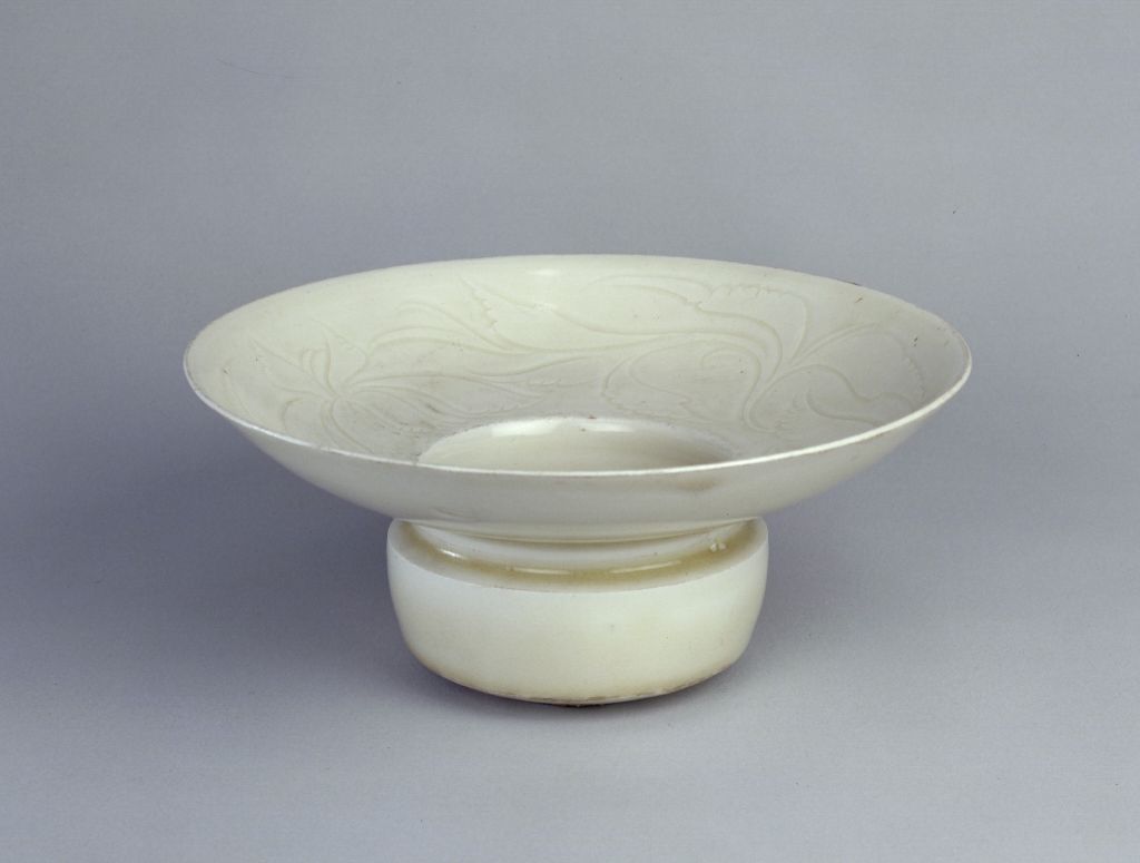 图片[1]-Ding Kiln white glaze carved flower pattern spittle bowl-China Archive